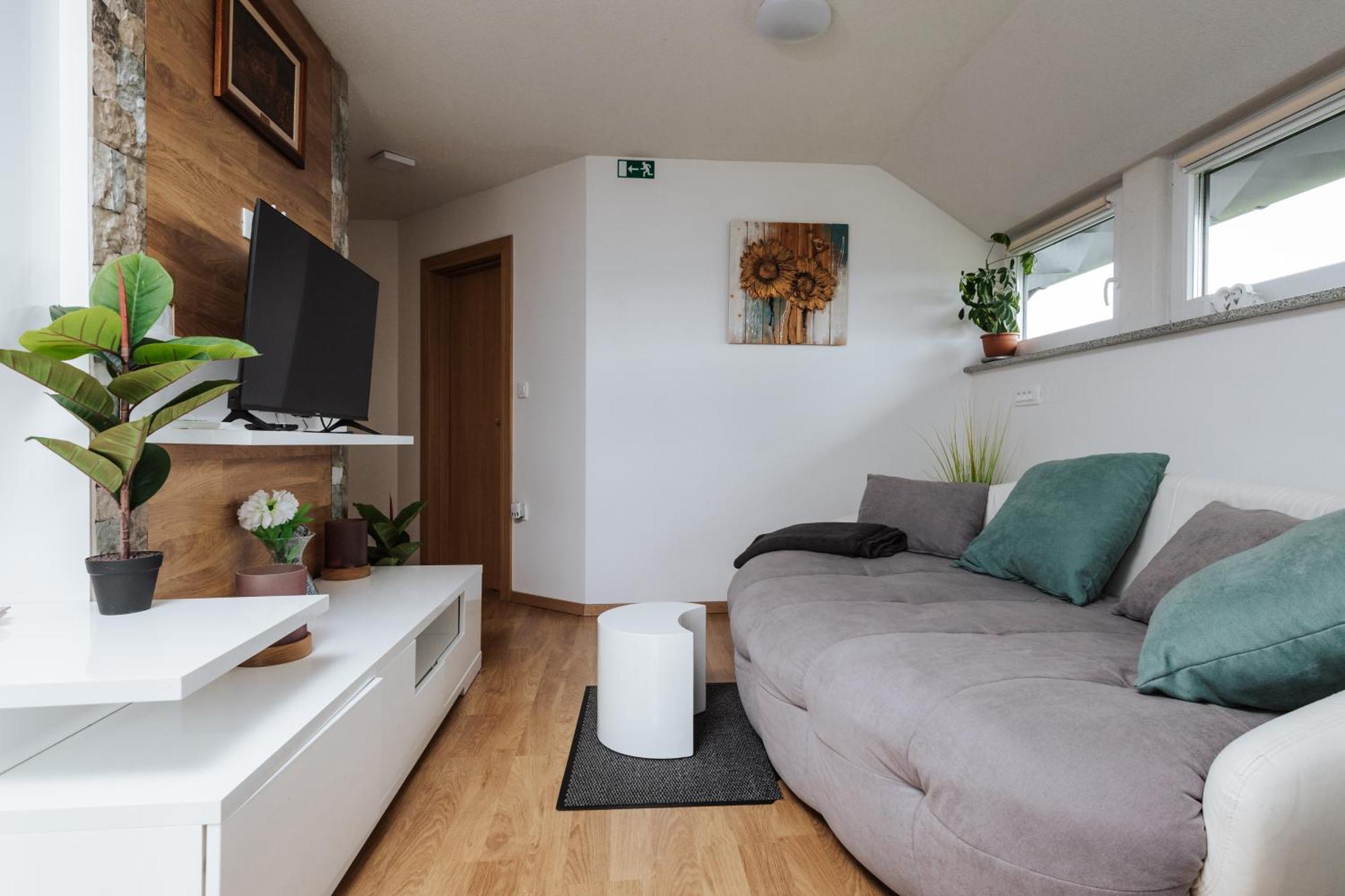 Tanja S Holiday Home In Nature With Sauna And Hot Tub Gorica pri Slivnici 外观 照片